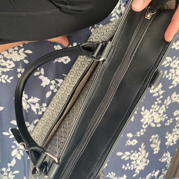 Guess hand bag . Used just few times.In great condition. - Picture 4 of 7